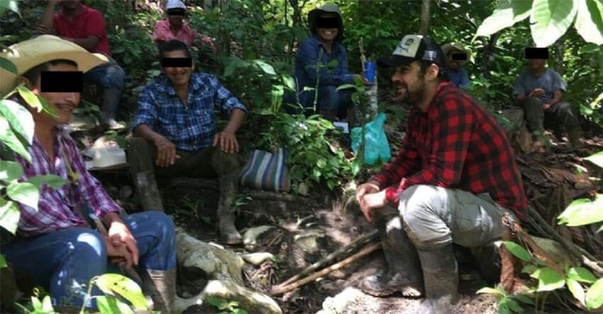 Chávez visits cacao producers in Tabasco.
