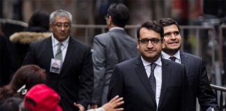 Andrés Manuel López Beltrán, the president's son, owns Rocío Chocolate, a brand that appears to have business dealings with Húgo Chávez, though Chávez denies any connection.