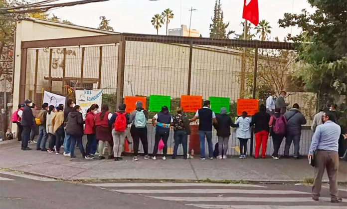 Oaxaca health workers protest outside Insabi headquarters.