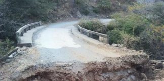 Magdalena Tequisistlán residents damaged the road to Asunción Tlacolulita after a land dispute, cutting off the main supply route to the town.