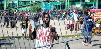 Migrants blocked a Tapachula highway on Tuesday after the INM cancelled plans to review migrant documents on Monday.