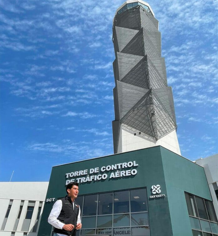 Journalist San Martín outside the control tower at the Felipe Ángeles airport.