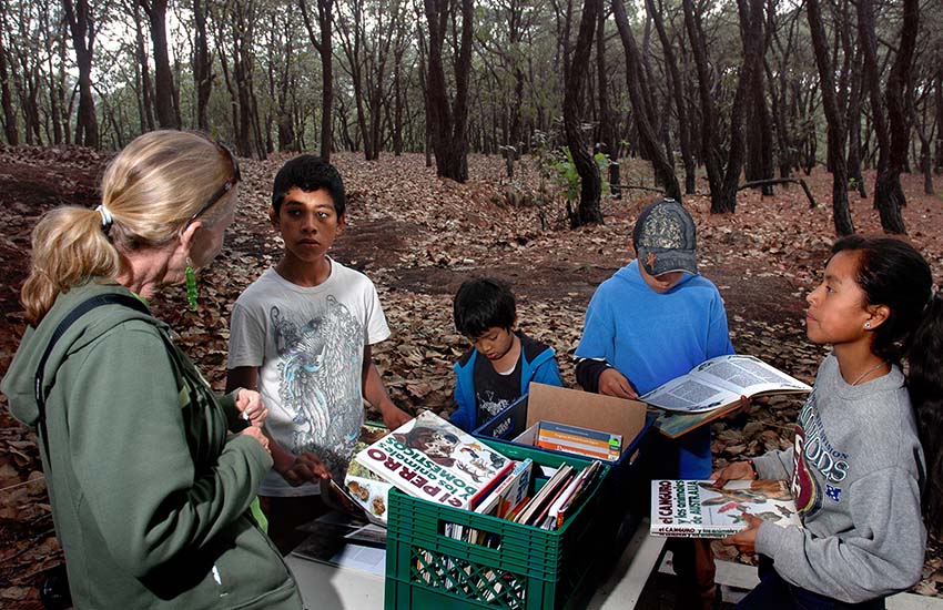 Barbara Dye and traveling library, Jalisco