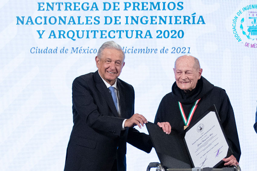 The president presents architect Gabriel Chávez de la Mora with his award.