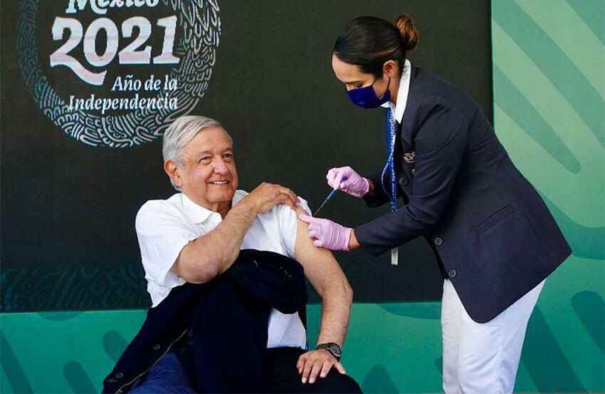 President López Obrador receives his booster shot.