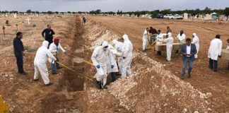 Forensic service personnel carry out a mass burial of unclaimed and/or unidentified bodies in Ciudad Juárez, in 2018.