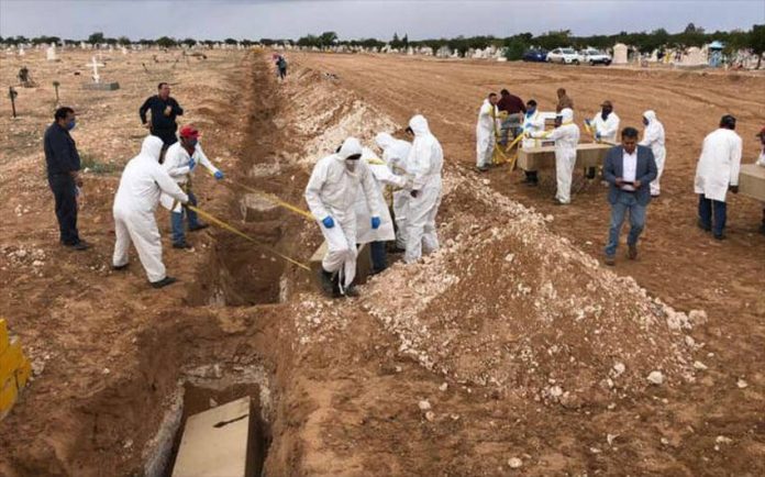 Forensic service personnel carry out a mass burial of unclaimed and/or unidentified bodies in Ciudad Juárez, in 2018.