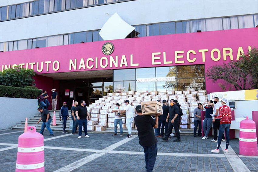 A collective delivers signatures in support of the "revocation of mandate" referendum.