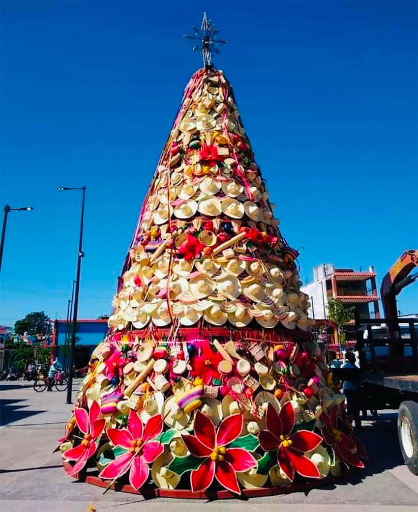 The tree adorns the center of the Tabasco city.