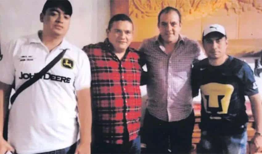 In early January, the newspaper <i>El Sol de México</i> found and published this three year old photo of Cuauhtémoc Blanco with three alleged cartel leaders.