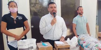 José María Cruz speaks at a DIF family services agency event.