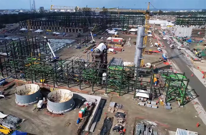 The Energy Ministry has shared more than 100 videos documenting the progress of the Dos Bocas refinery through drone footage, close-up shots and narration.