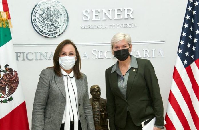 Energy Minister Rocío Nahle and U.S. Secretary of Energy Jennifer Granholm pose for a picture at their meeting last week.