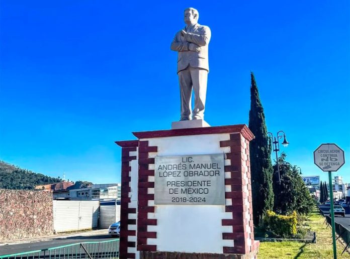 The president's statue in Atlacomulco