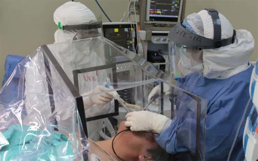 Health personnel attend to a pacient suspected of having COVID-19 in Mexico City.