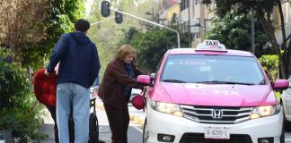 A client gets into a Mexico City taxi.