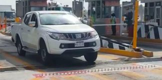 Tire spikes are engaged at the Américas toll plaza in Ecatepec.