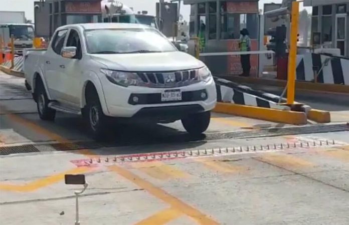 Tire spikes are engaged at the Américas toll plaza in Ecatepec.