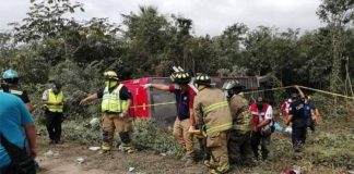 The accident occurred near the town of El Tintal, 73 kilometers west of Cancún.