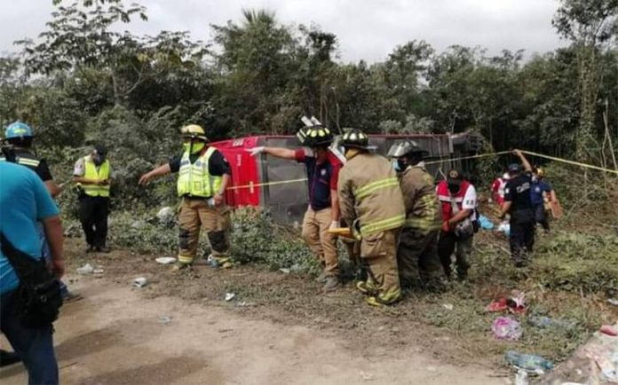The accident occurred near the town of El Tintal, 73 kilometers west of Cancún.