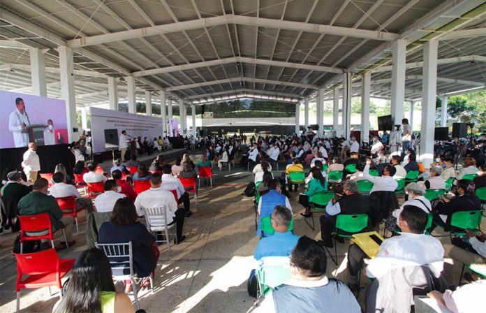 The first of 32 assemblies to discuss new textbooks was held this week in Veracruz.