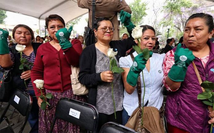 Domestic workers lined up outside the social security institute to sign up for benefits when they became available in 2019, after the Supreme Court ruling.