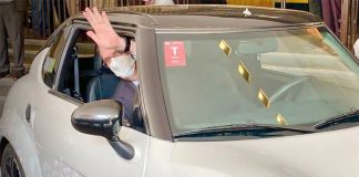 Foreign Affairs Minister Marcelo Ebrard waves from inside a Zacua electric car.