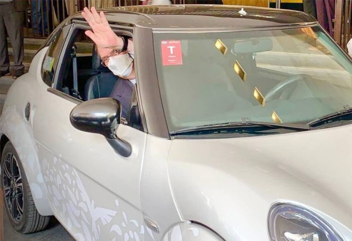 Foreign Affairs Minister Marcelo Ebrard waves from inside a Zacua electric car.