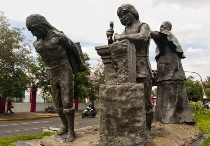 The offending statues in Morelia.