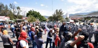Ayotzinapa student teachers faced off with police at the Palo Blanco toll plaza.