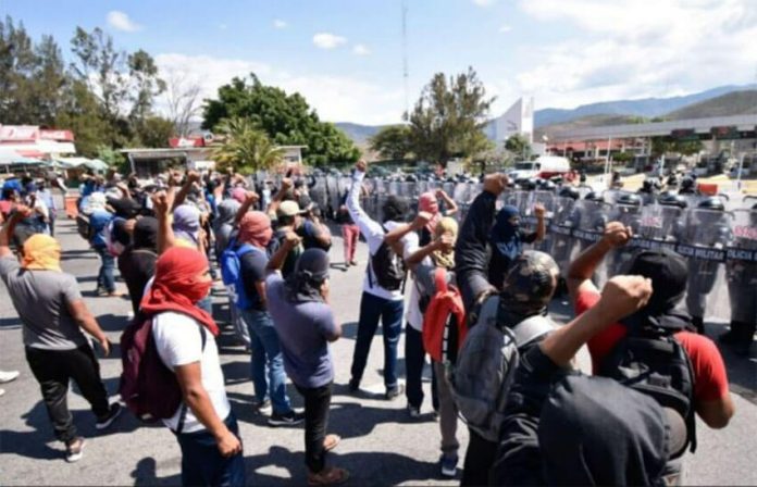 Ayotzinapa student teachers faced off with police at the Palo Blanco toll plaza.