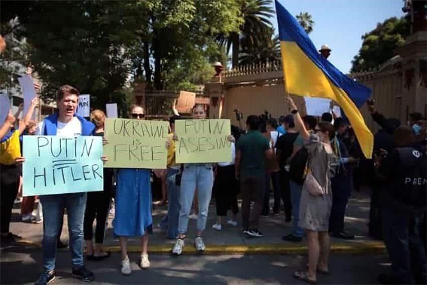 A group of Ukrainian citizens protested outside the Russian embassy in Mexico City on Thursday.