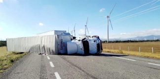 So far this year, 12 trailers have been knocked over by wind in the Isthmus of Tehuantepec area, authorities reported.