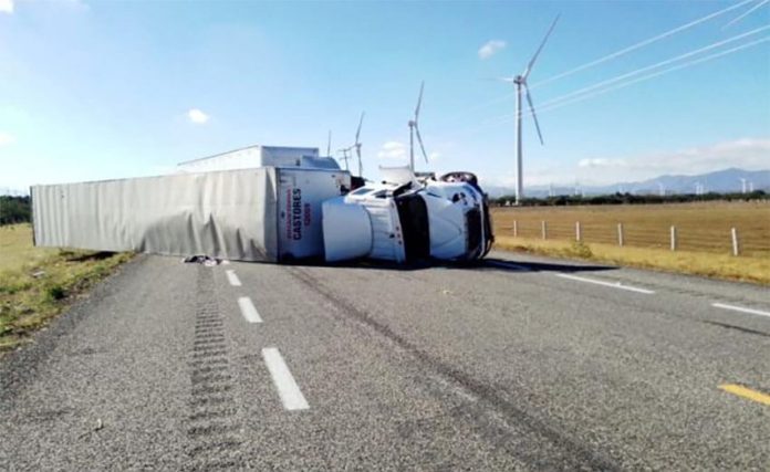 So far this year, 12 trailers have been knocked over by wind in the Isthmus of Tehuantepec area, authorities reported.