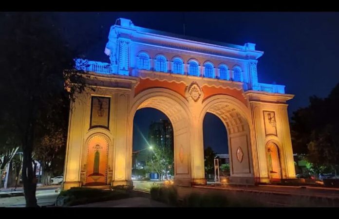 Arcos de Guadalajara in Ukraine's flag colors