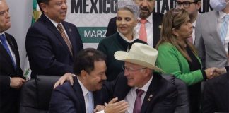 Ignacio Mier, lower house leader for Morena, shakes hands with U.S. Ambassador Ken Salazar at Thursday's meeting of the Mexico-United States friendship group.