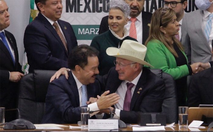 Ignacio Mier, lower house leader for Morena, shakes hands with U.S. Ambassador Ken Salazar at Thursday's meeting of the Mexico-United States friendship group.