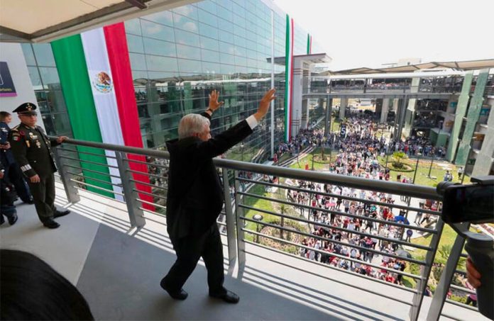 President López Obrador salutes onlookers