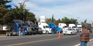 Truckers protest in México state.