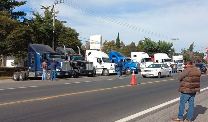 Truckers protest in México state.