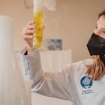 Ivana Naomi Millán Flores in the laboratory.