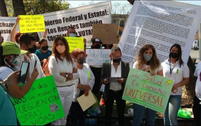 In Guadalajara, patients and their supporters demanded access to immunosuppressants and other life-saving drugs for transplant and kidney disease patients.