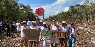 Members of Jóvenes por Solidaridad gather at Sunday's protest.