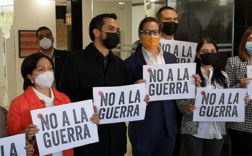 As other party leaders announced the Mexico-Russia friendship group, Citizens' Movement lawmakers protested outside the meeting.