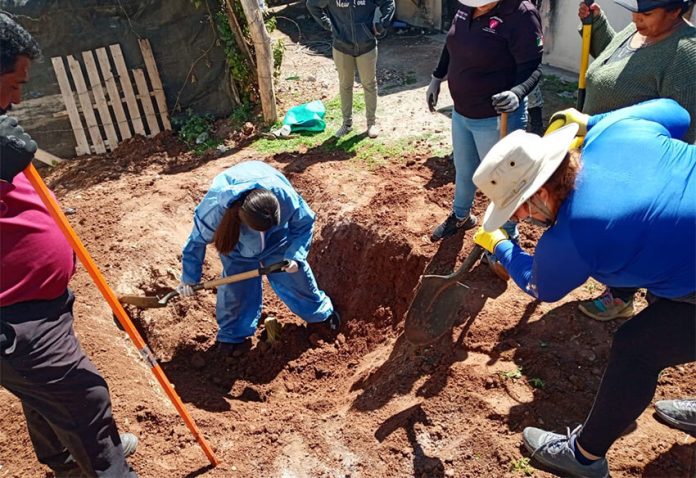The Rastreadoras de Ciudad Obregón at work at one of the burial sites they discovered.