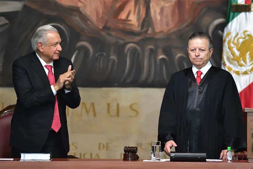 El presidente López Obrador aplaude al presidente de la Corte Suprema, Arturo Zaldívar, en el tercer informe anual del poder judicial federal en diciembre de 2021.