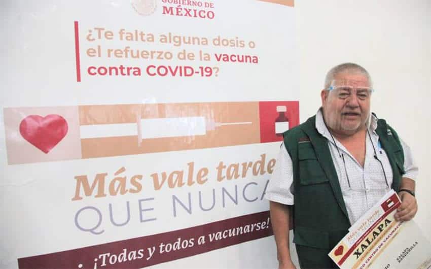 A state official presents the "Better late than never" campaign in Veracruz, which invites unvaccinated residents to get a shot.