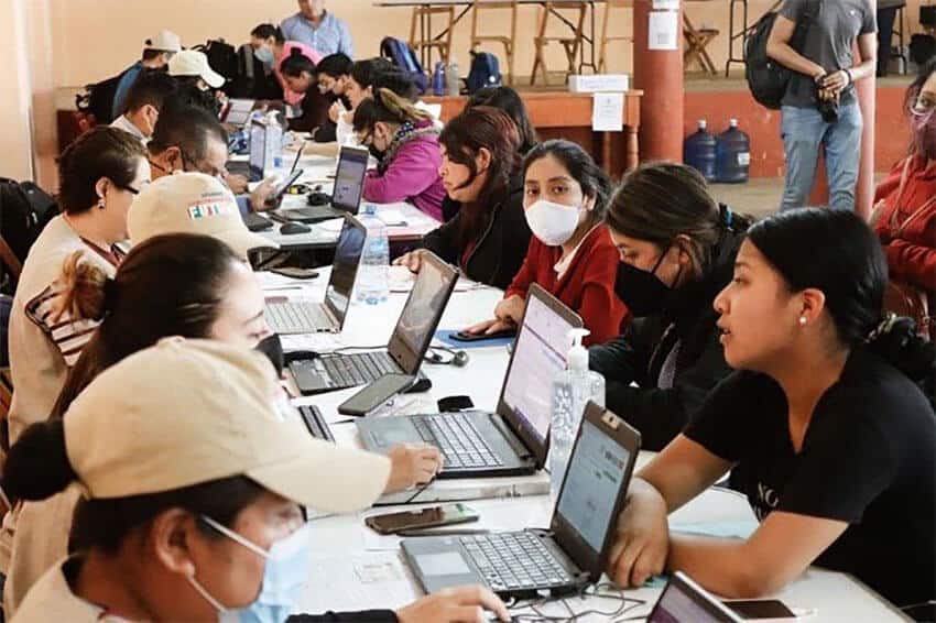 Government workers help youth in San Cristóbal de Las Casas, Chiapas, sign up for the JFC program.