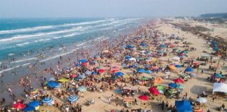 Tens of thousands of people flocked to Playa Miramar in southern Tamaulipas for the holiday weekend.