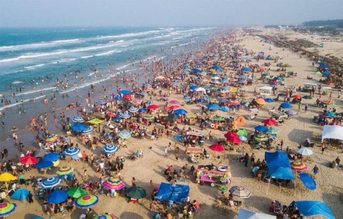 Tens of thousands of people flocked to Playa Miramar in southern Tamaulipas for the holiday weekend.